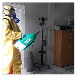 in foto il nostroperatore effettuava una disinfezione nel periodo della pandemia da COVID-19. Tute di protezione, maschera a doppio filtro integrale e atomizzatore per diffondere la soluzione virucida in tutto l'ambiente lavorando sempre nella massima sicurezza.
