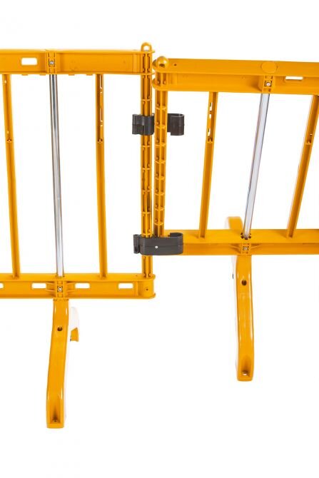 Foto Gallery Foto da varie angolazioni delle nostre transenne in plastica di colore giallo/arancio. Leggerezza e manegevolezza sono le caratteristiche principali di questo prodotto.