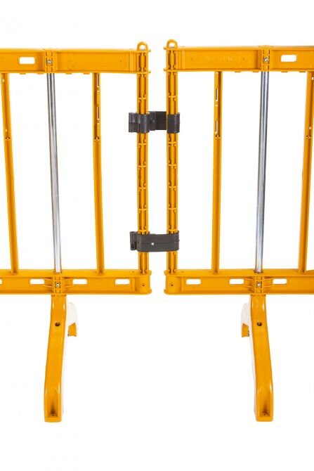 Foto Gallery Foto da varie angolazioni delle nostre transenne in plastica di colore giallo/arancio. Leggerezza e manegevolezza sono le caratteristiche principali di questo prodotto.