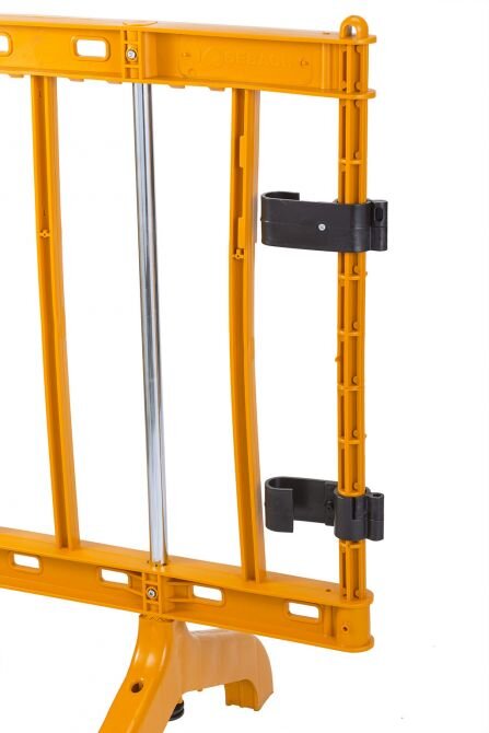 Foto Gallery Foto da varie angolazioni delle nostre transenne in plastica di colore giallo/arancio. Leggerezza e manegevolezza sono le caratteristiche principali di questo prodotto.