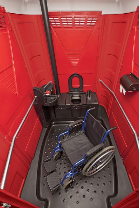 Foto Gallery Vista degli interni di una cabina wc per disabili. Nella foto si vede che è stata posizionata una carrozzina così da poter valutare gli ingombri